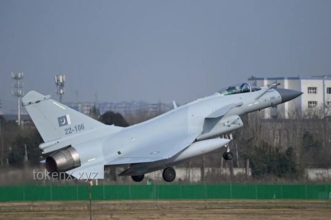 直击歼10二对三空战对抗：一场空中的较量与智慧碰撞